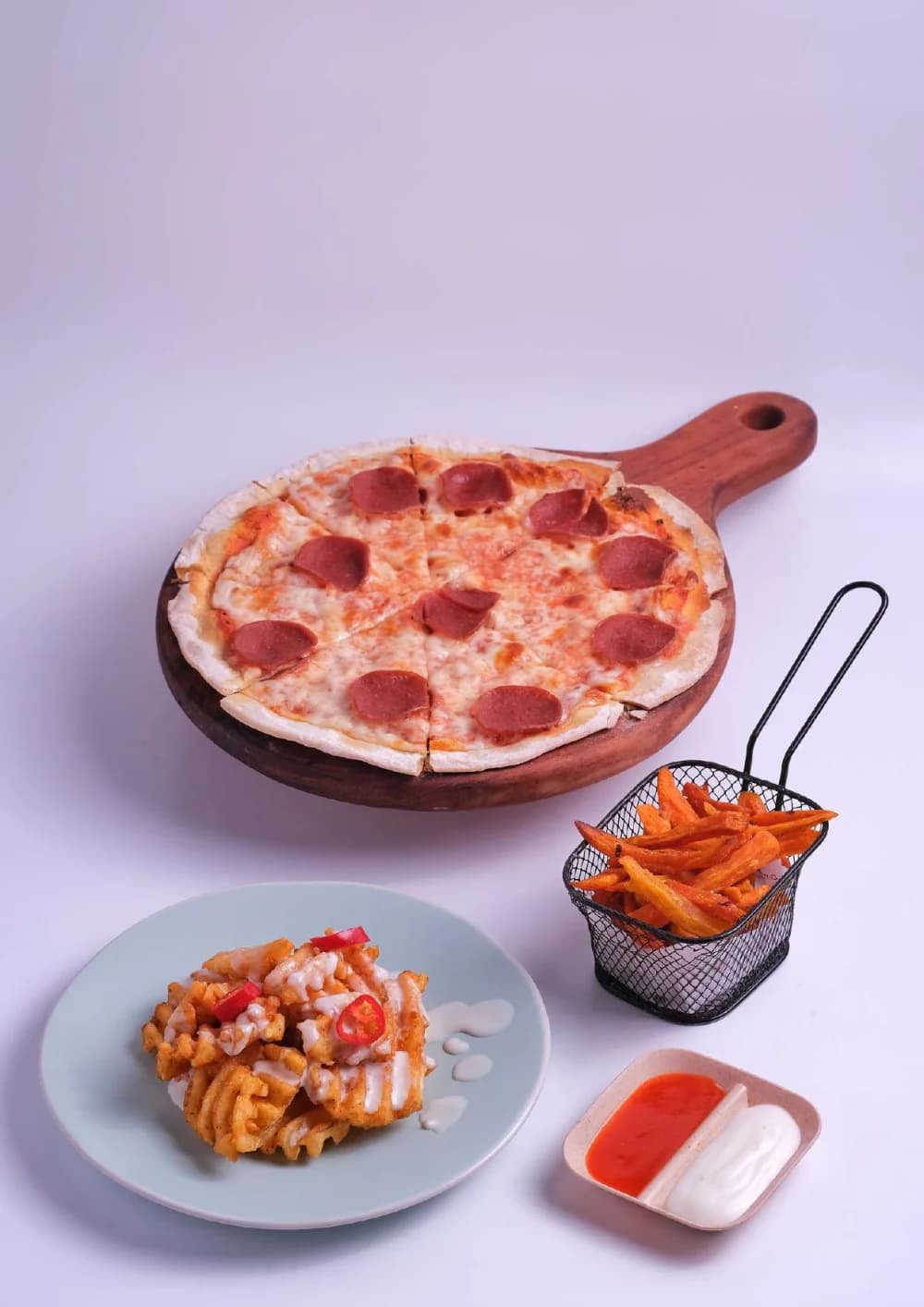 Pepperoni pizza dan aneka kentang untuk dinikmati bersama