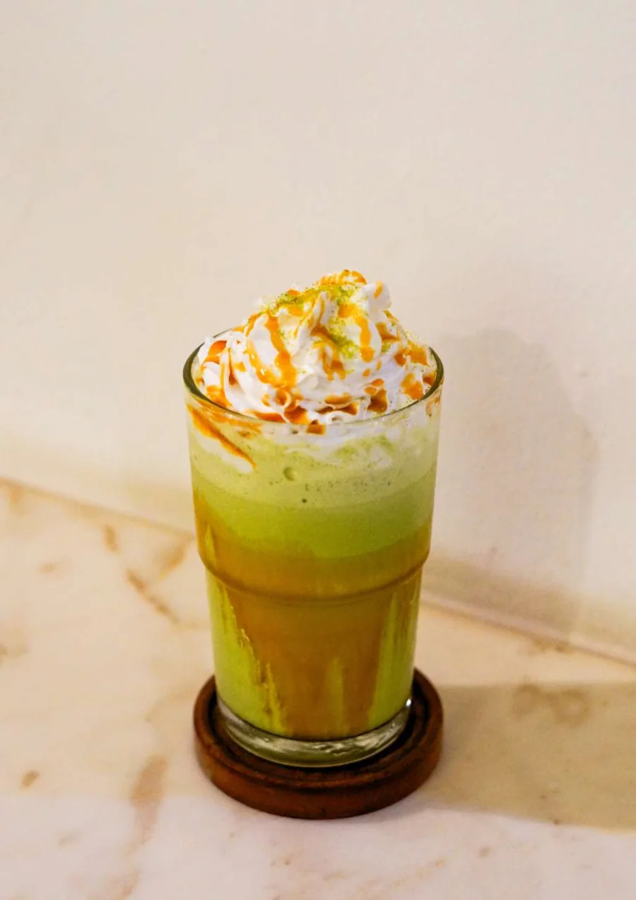 Segelas Matcha Caramel dengan whipped cream